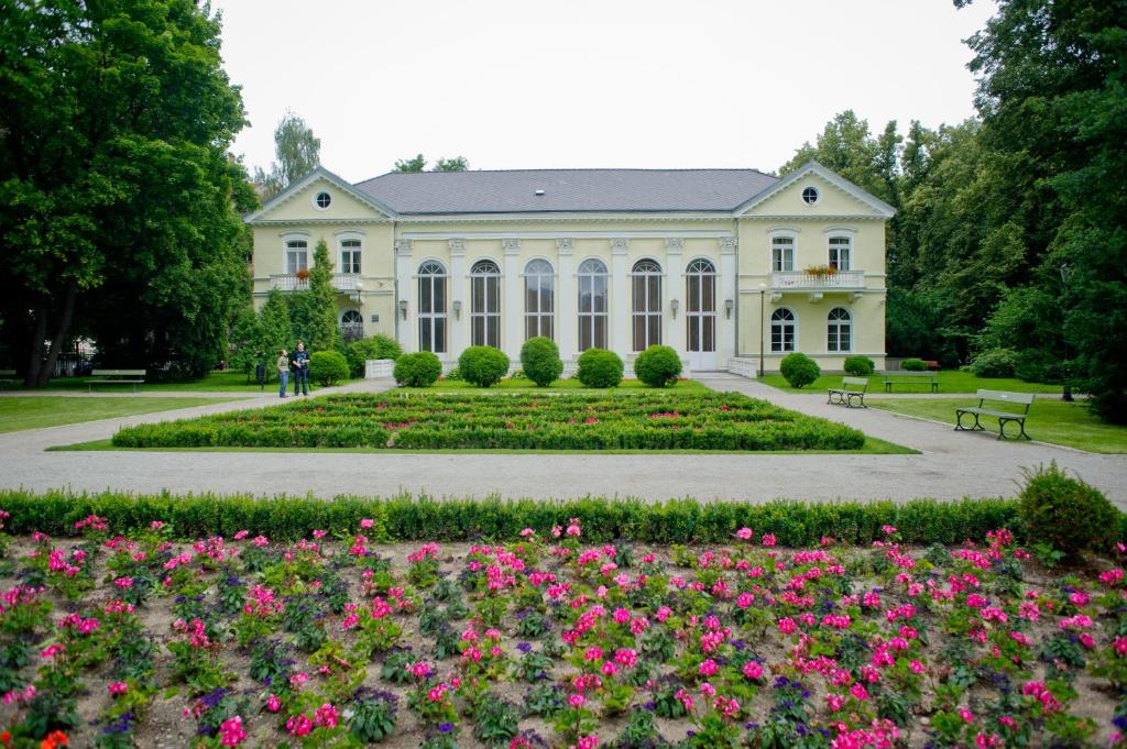 ein großes Haus mit Blumen davor in der Unterkunft Edward in Jelenia Góra