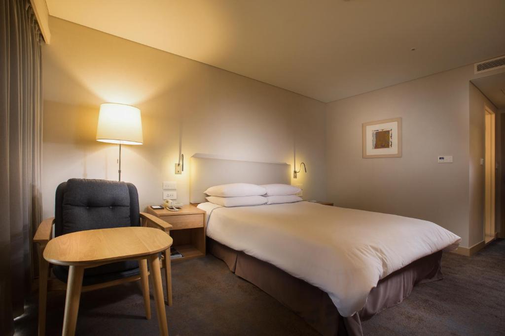 Postel nebo postele na pokoji v ubytování Seogwipo KAL Hotel