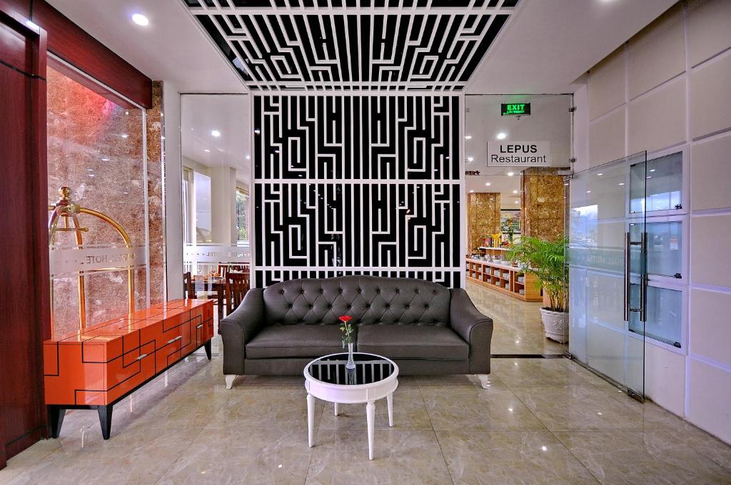 Khu vực ghế ngồi tại Rigel Hotel