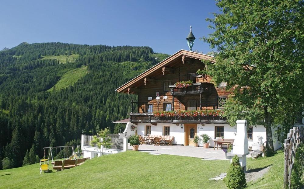 een groot gebouw met een balkon op een berg bij Farm Resort Geislerhof in Gerlos