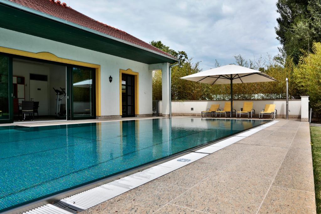 Bazén v ubytování Hubertus Hof Landhotel nebo v jeho okolí