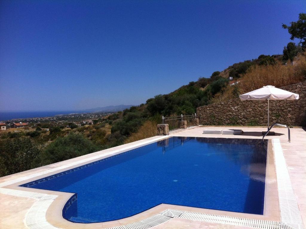 Πισίνα στο ή κοντά στο Villa Elleysi, Bellapais