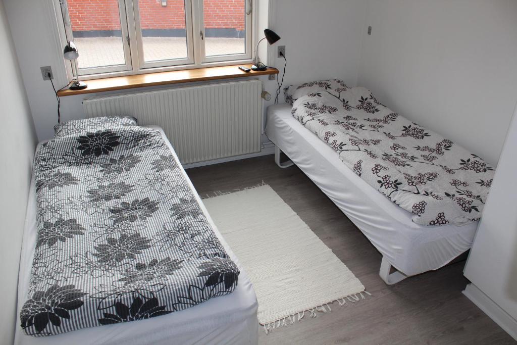 um quarto com duas camas em frente a uma janela em Bække sleepover em Bække