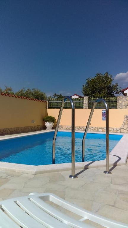 Basen w obiekcie Holiday Home "Mala kuća " with heated pool lub w pobliżu