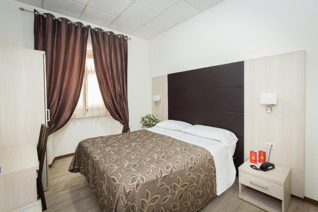 een hotelkamer met een bed en een raam bij Hotel Concorde in Rome