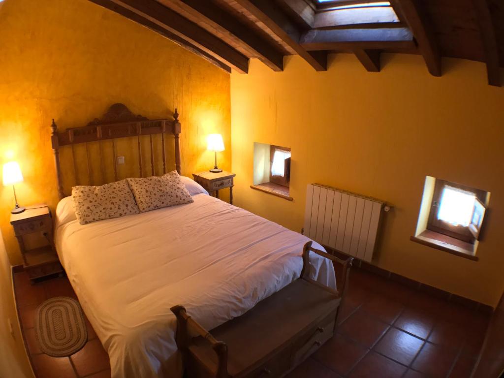 Cama o camas de una habitación en El Bulin de Horcajuelo