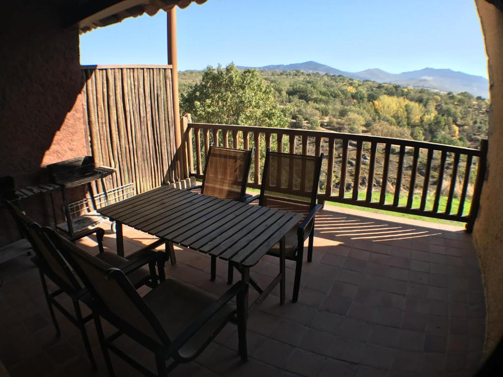 Vista general de una montaña o vista desde the country house 