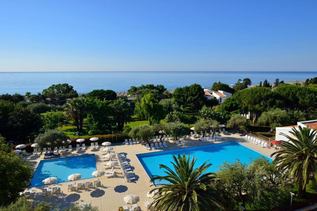 een luchtzicht op een resort met 2 zwembaden bij UNAHOTELS Naxos Beach Sicilia in Giardini Naxos