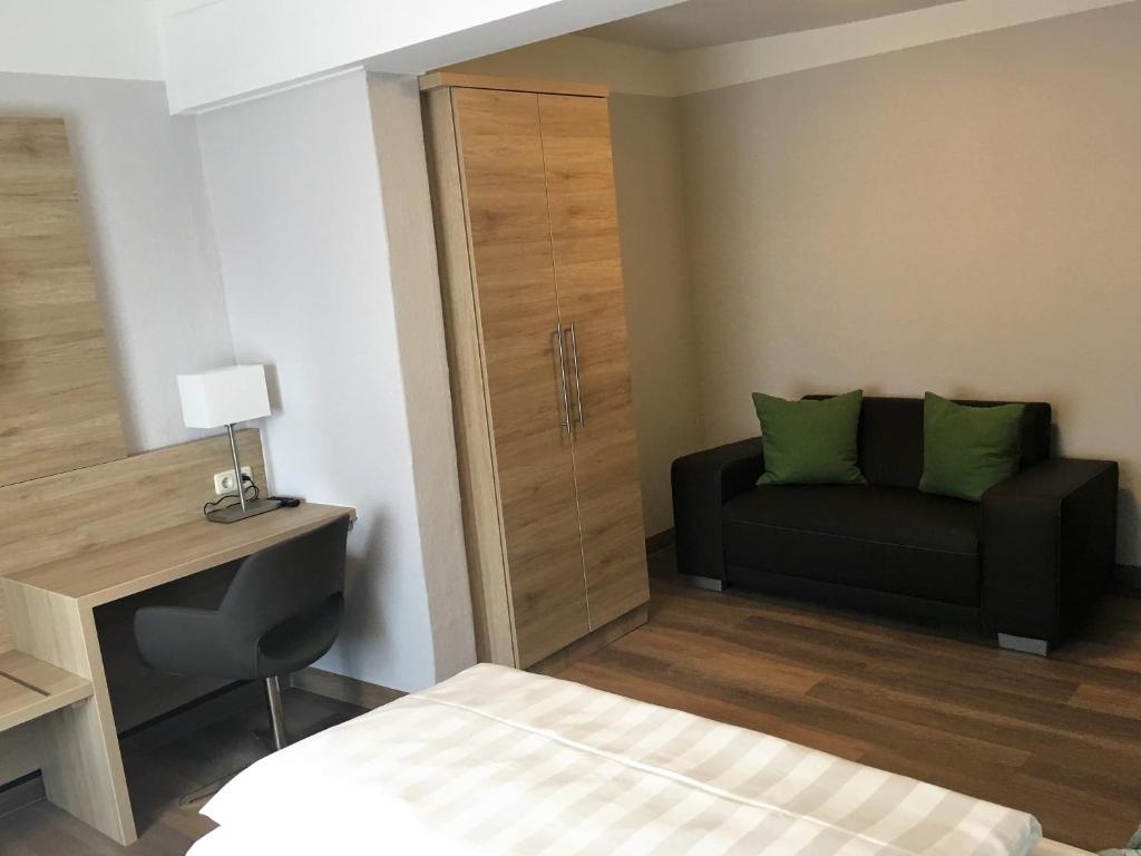 Postel nebo postele na pokoji v ubytování Eberl Hotel Pension München Feldmoching