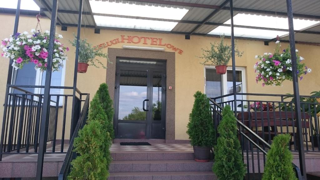 drzwi wejściowe budynku z kwiatami w obiekcie Usługi Hotelowe Modlin Airport w Nowym Dworze Mazowieckim