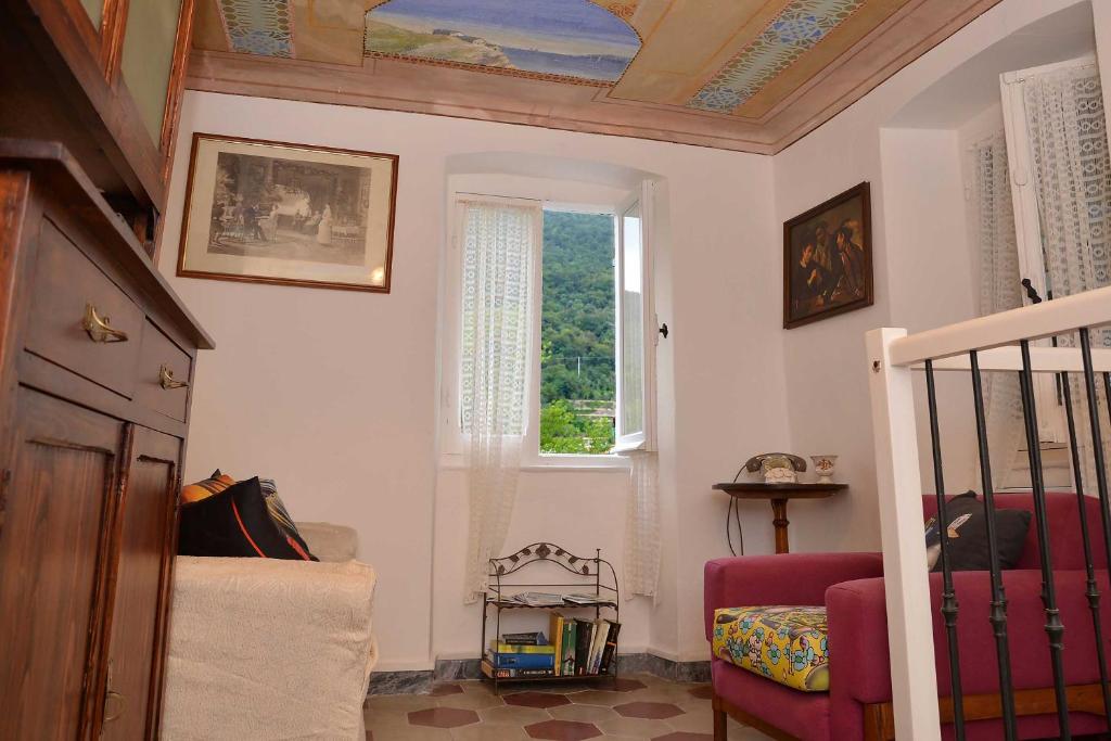 Pokój z oknem, kanapą i krzesłem w obiekcie Castè Style near Cinque Terre w mieście Riccò del Golfo di Spezia