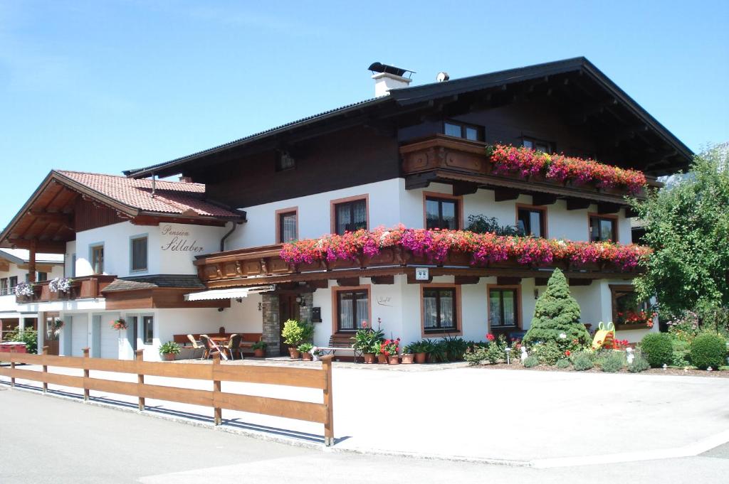 ein großes Gebäude mit Blumenkästen drauf in der Unterkunft Gästehaus Sillaber-Gertraud Nuck in Söll