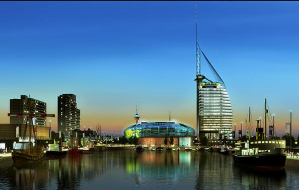 Blick auf eine Stadt mit Booten im Wasser in der Unterkunft Hafenstraße 98 - Apartment im 4. Obergeschoss in Bremerhaven