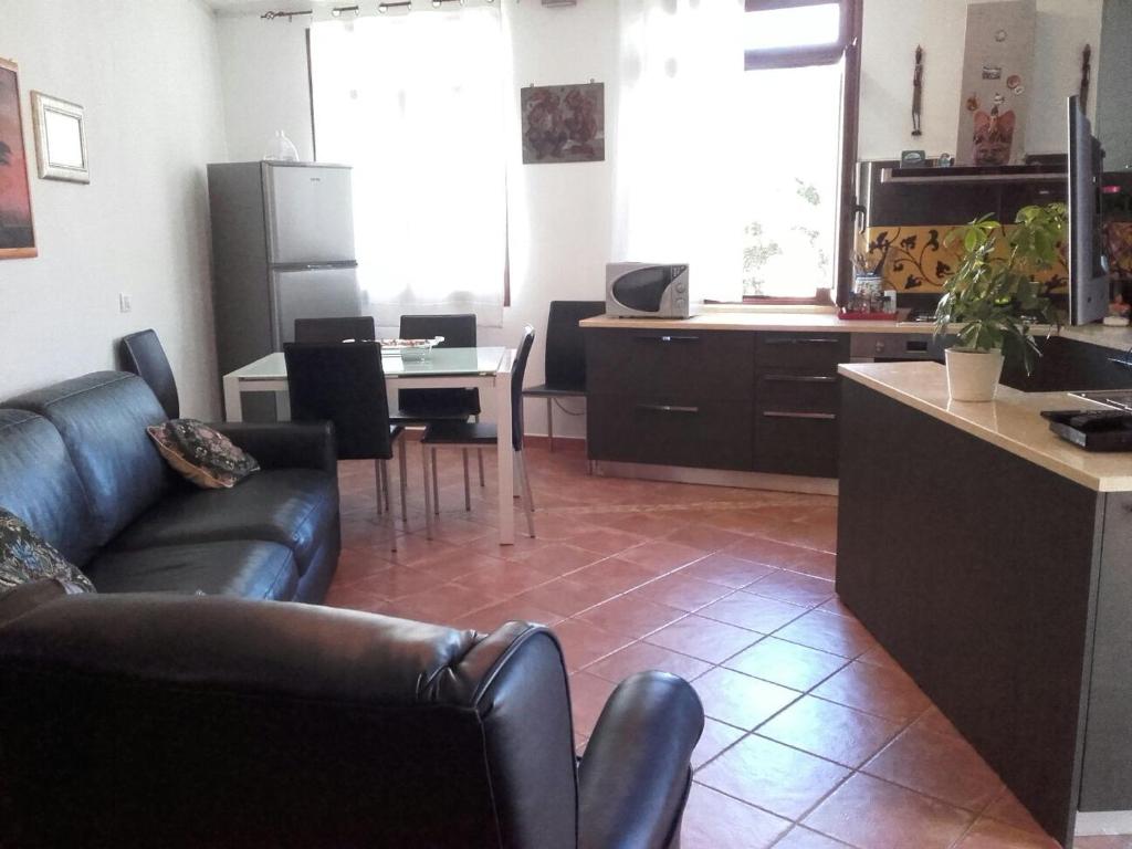 sala de estar con sofá y mesa en Casa Pina, en Cala Gonone