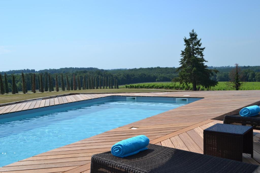 Piscine de l&#39;&eacute;tablissement Chateau Prieure Marquet ou situ&eacute;e &agrave; proximit&eacute;