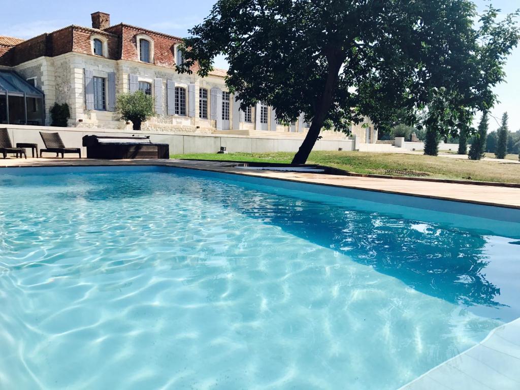 Piscine de l&#39;&eacute;tablissement Chateau Prieure Marquet ou situ&eacute;e &agrave; proximit&eacute;