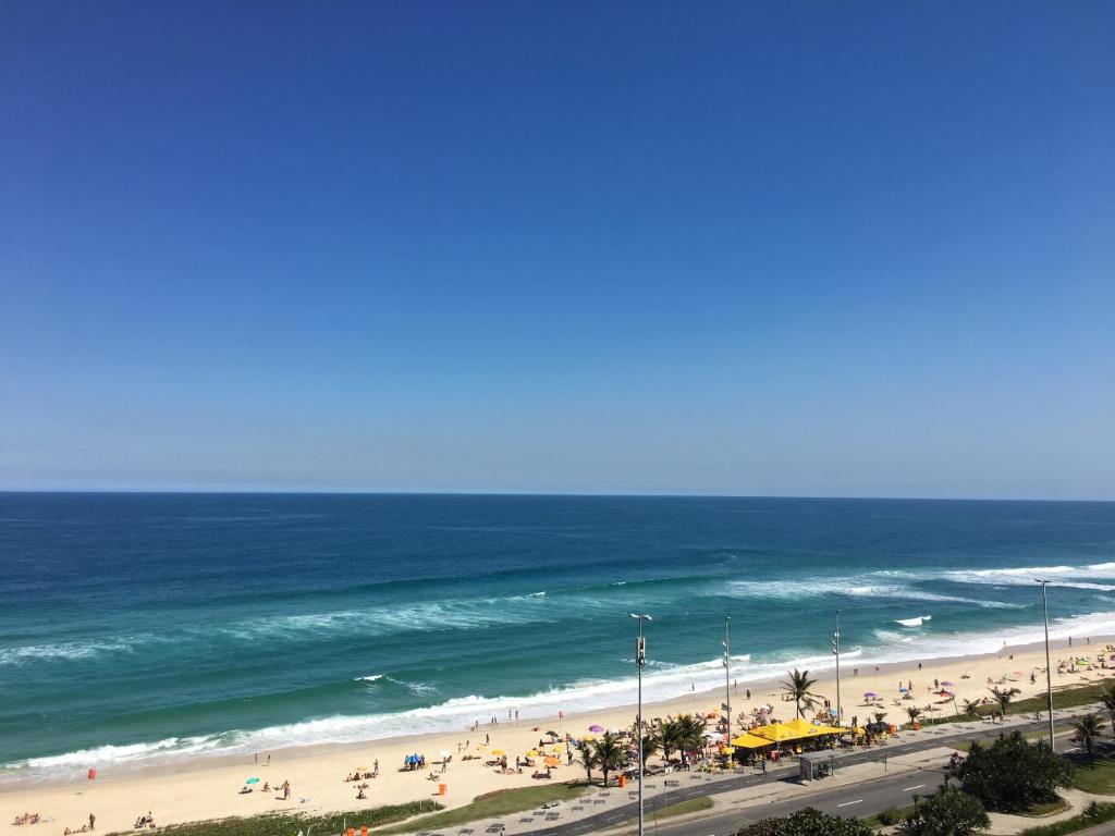 Hotel CASA DEL MAR - Apartamento na Beira da Praia, a group of people on a beach with the ocean at CASA DEL MAR - Apartamento na Beira da Praia in Rio de Janeiro