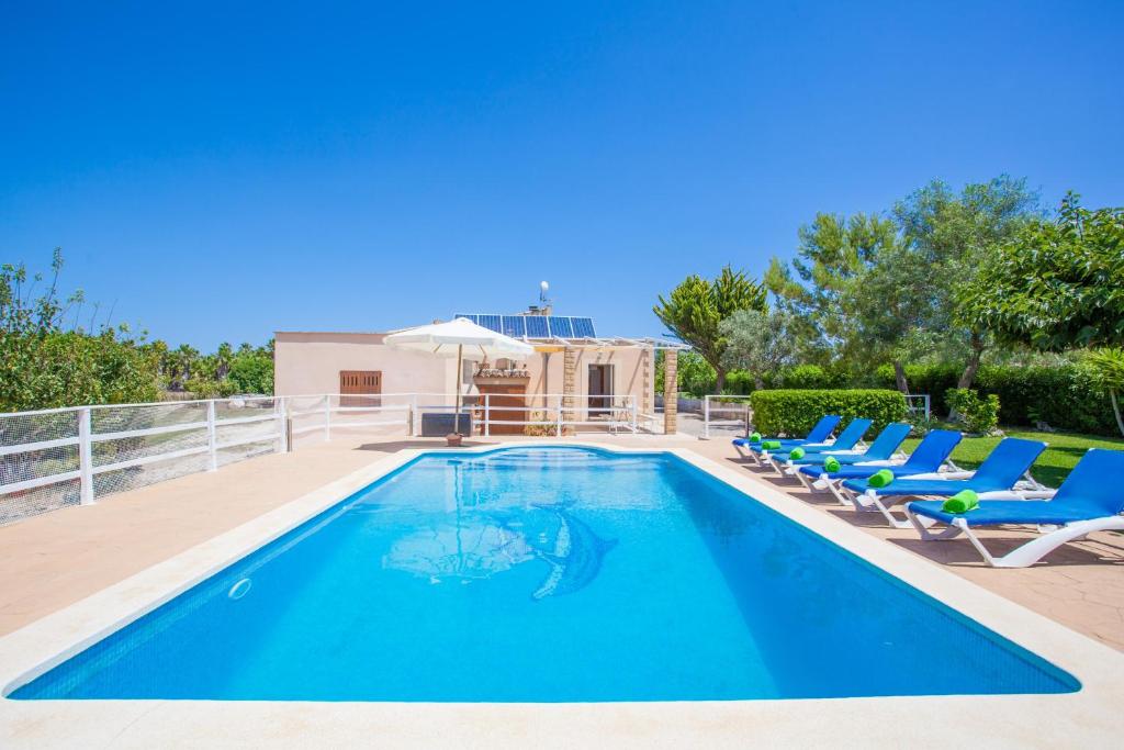 a swimming pool with chairs and a swimming pool at Sa Cova Dor in Santa Margalida