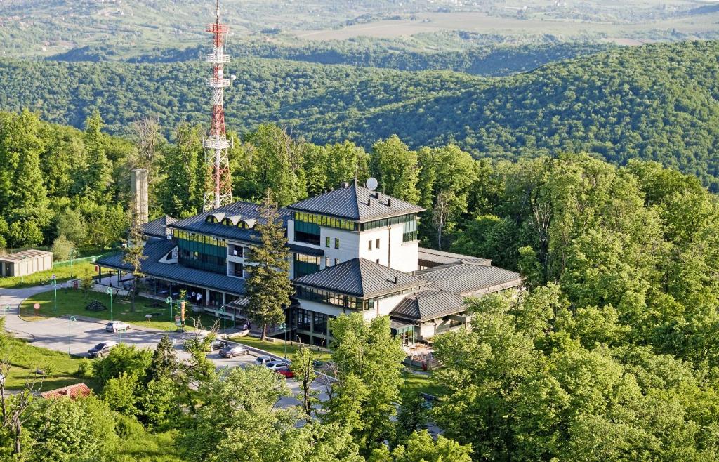 una vista aérea de un edificio en los árboles en Hotel Norcev, en Grgeteg