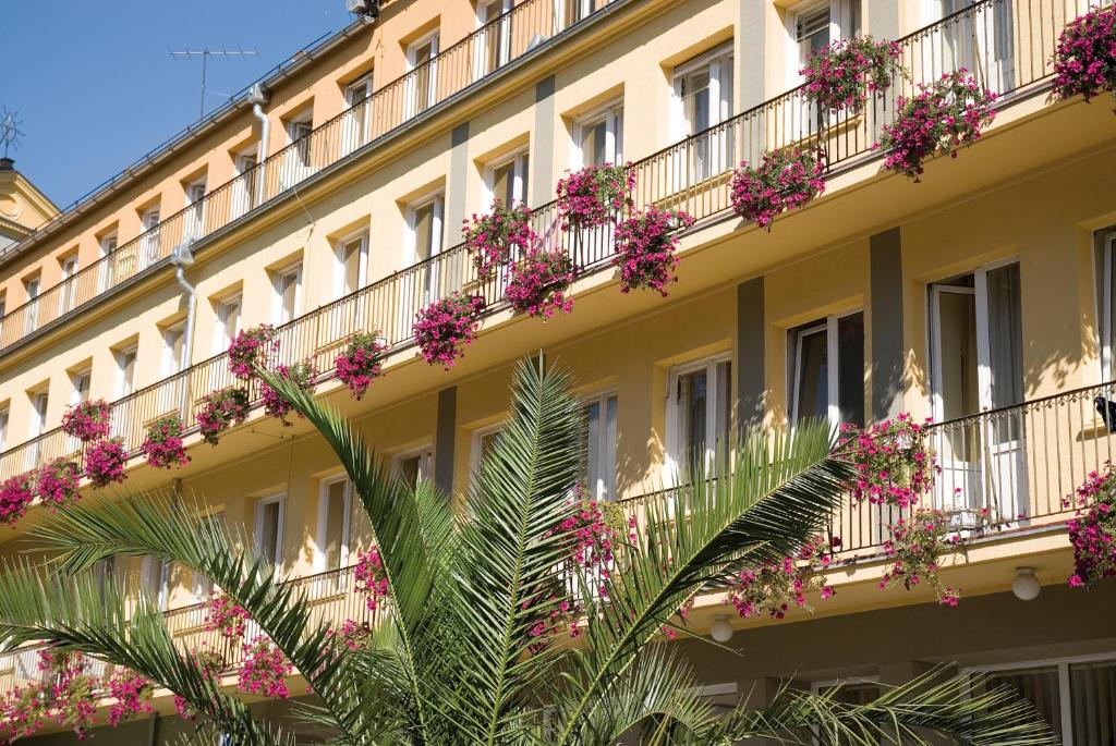 um edifício com flores rosas nas varandas em Dom Zdrojowy em Jelenia Góra