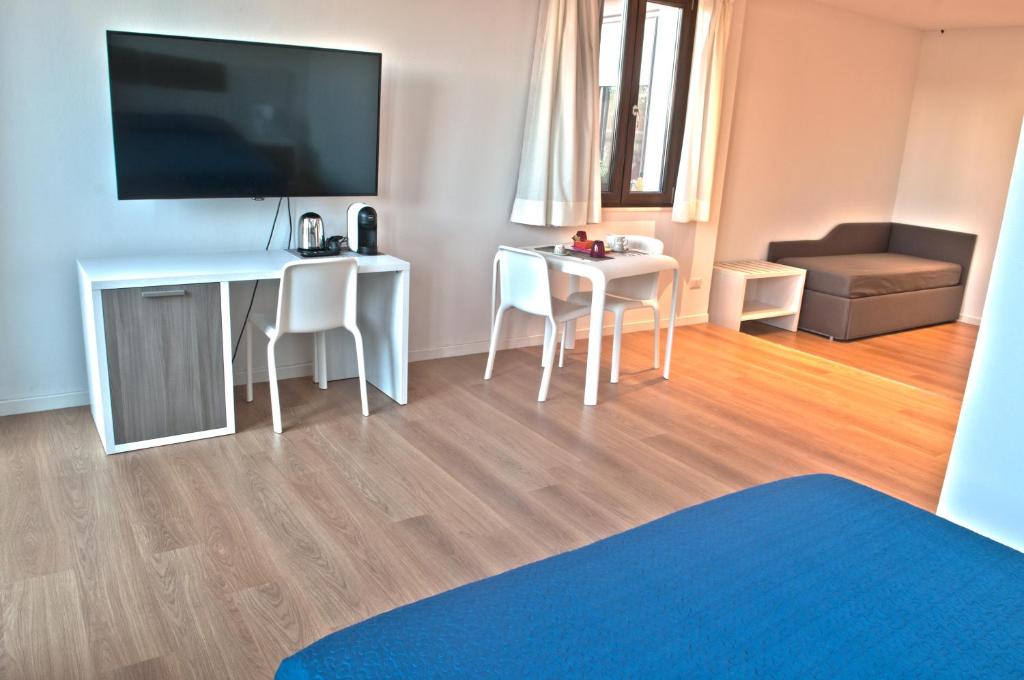 Televízia a/alebo spoločenská miestnosť v ubytovaní Four Rooms Guesthouse