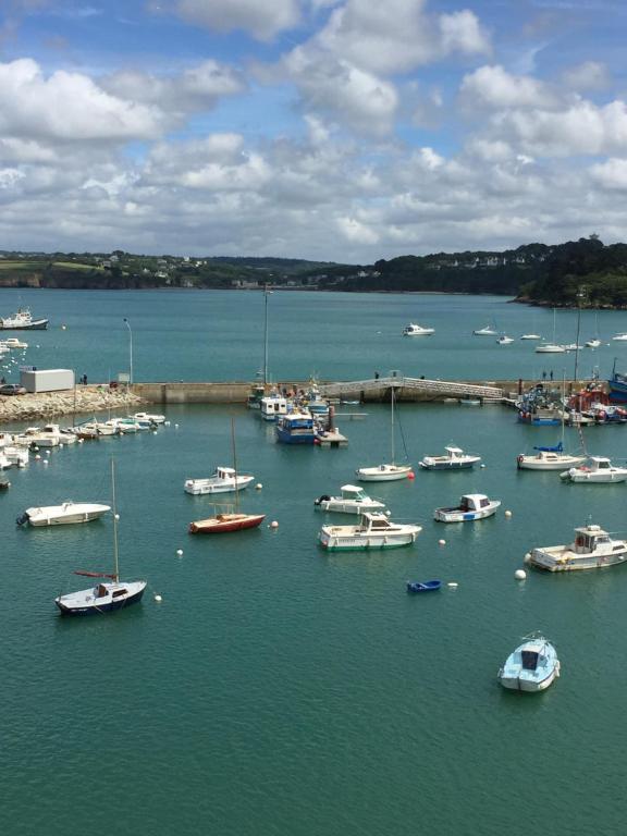 um monte de barcos sentados na água em Appartement Design IV - Port du Rosmeur - Douarnenez em Douarnenez