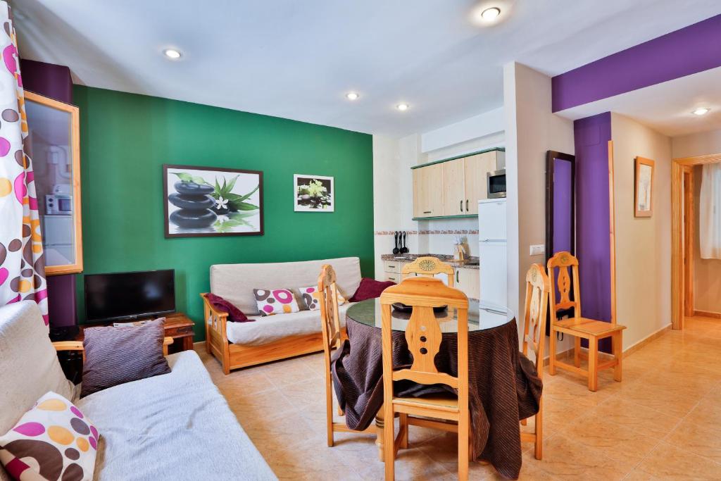 salon ze stołem i kuchnią w obiekcie Apartamentos Castillo Cazorla w mieście Cazorla