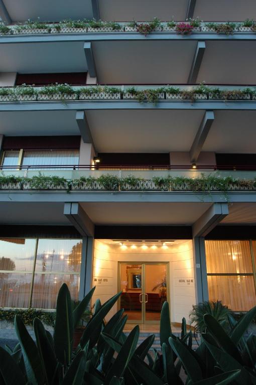 Un balcón o terraza en Reginna Palace Hotel