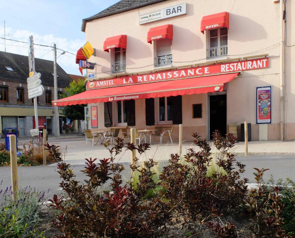 budynek z czerwoną markizą na ulicy w obiekcie La Renaissance w mieście Marigny-le-Châtel