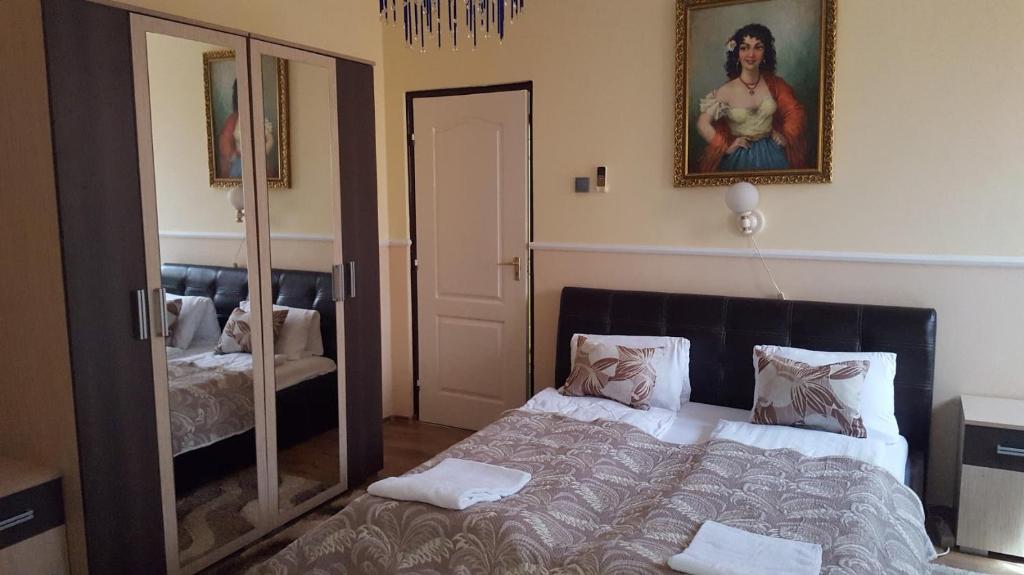 A bed or beds in a room at Parish Bull Hotel