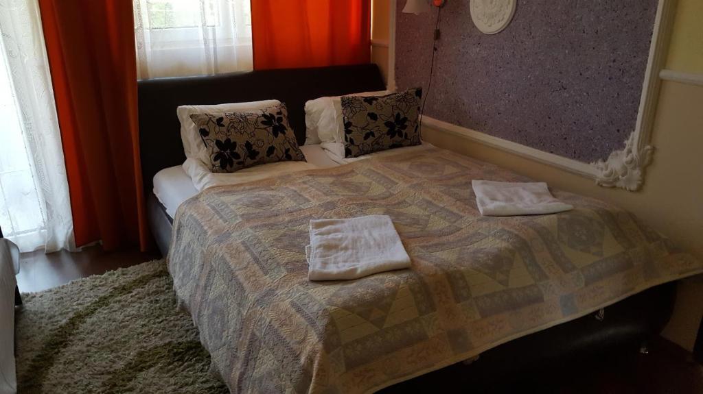 A bed or beds in a room at Parish Bull Hotel