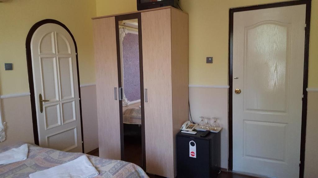 A bed or beds in a room at Parish Bull Hotel