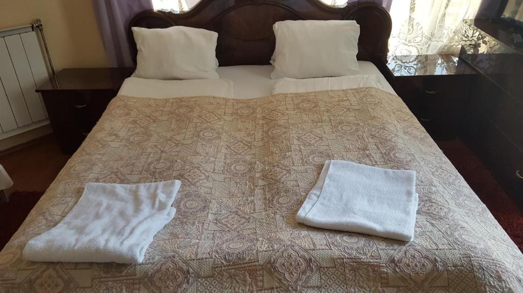 A bed or beds in a room at Parish Bull Hotel