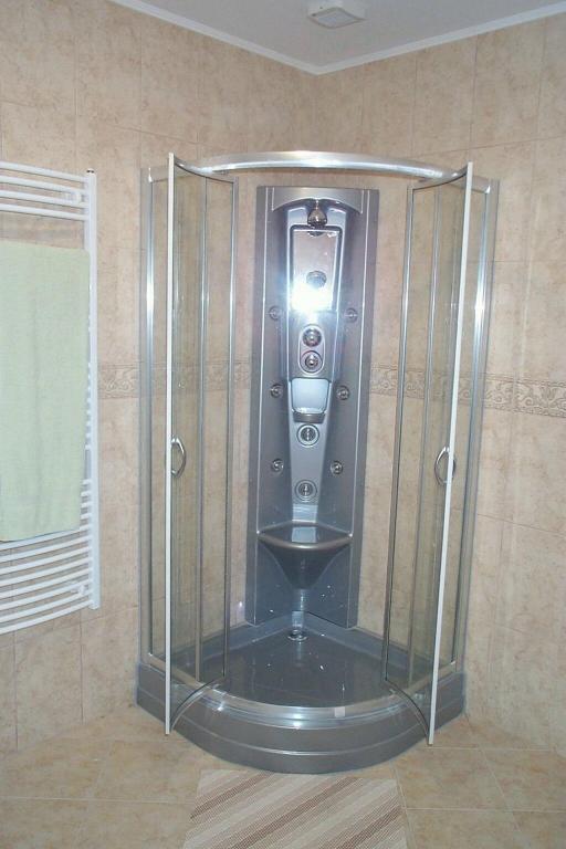 A bathroom at Parish Bull Hotel