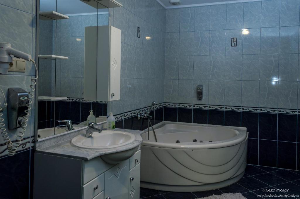 A bathroom at Parish Bull Hotel
