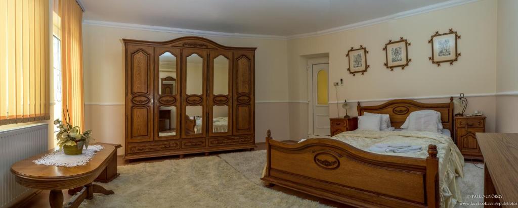 A bed or beds in a room at Parish Bull Hotel