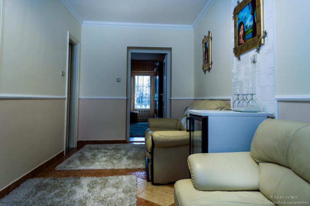 A seating area at Parish Bull Hotel