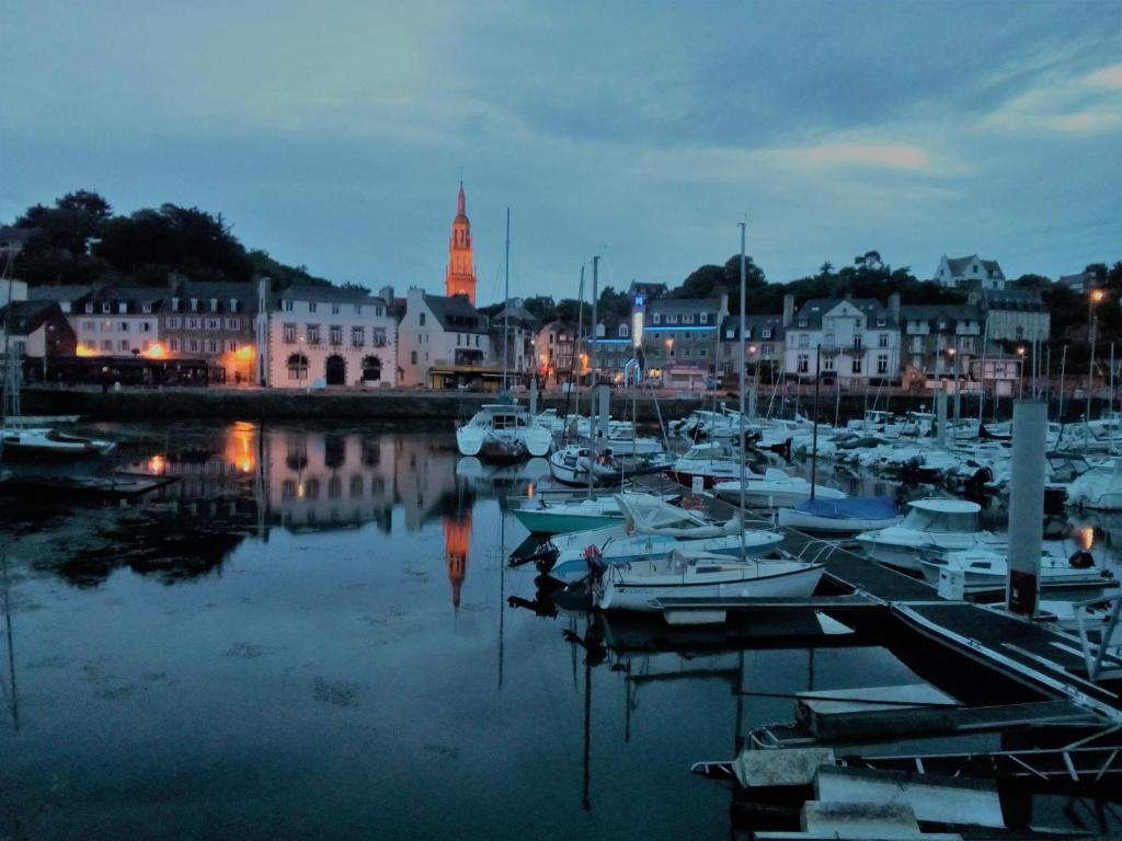 un grupo de barcos atracados en un puerto por la noche en Le Benhuyc, en Binic