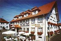 ノイキルヒにあるHotel Restaurant Landhaus Köhleの赤い屋根の白い大きな建物