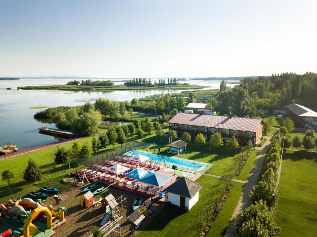 Svetlogorskoye的住宿－Bereg holiday park，享有带游泳池的度假村的空中景致