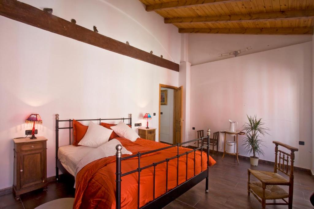 a bedroom with a bed and a table and a chair at La Casa del Balcón in Caravaca de la Cruz