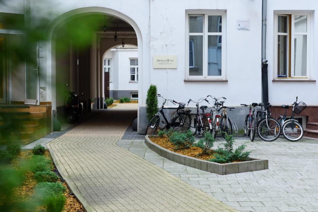 ワルシャワにあるコンスティテューション スクエア ルームスの建物の外に停車した自転車の一団