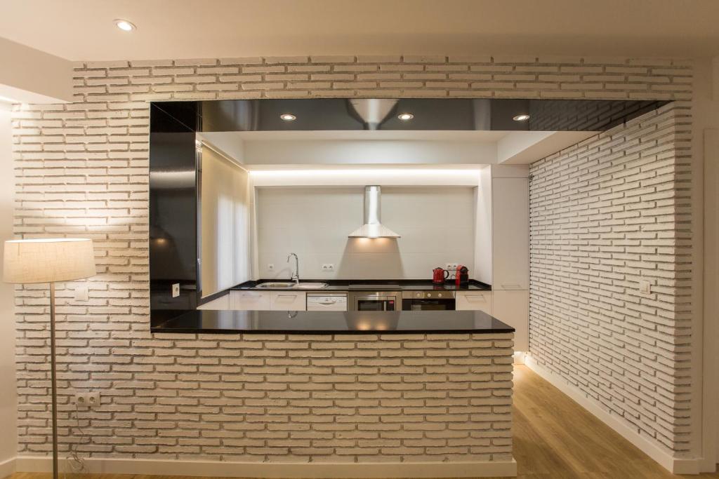 A kitchen or kitchenette at SunShine Arco de San Francisco