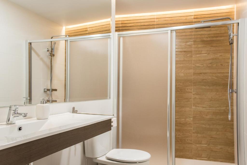 A bathroom at SunShine Arco de San Francisco