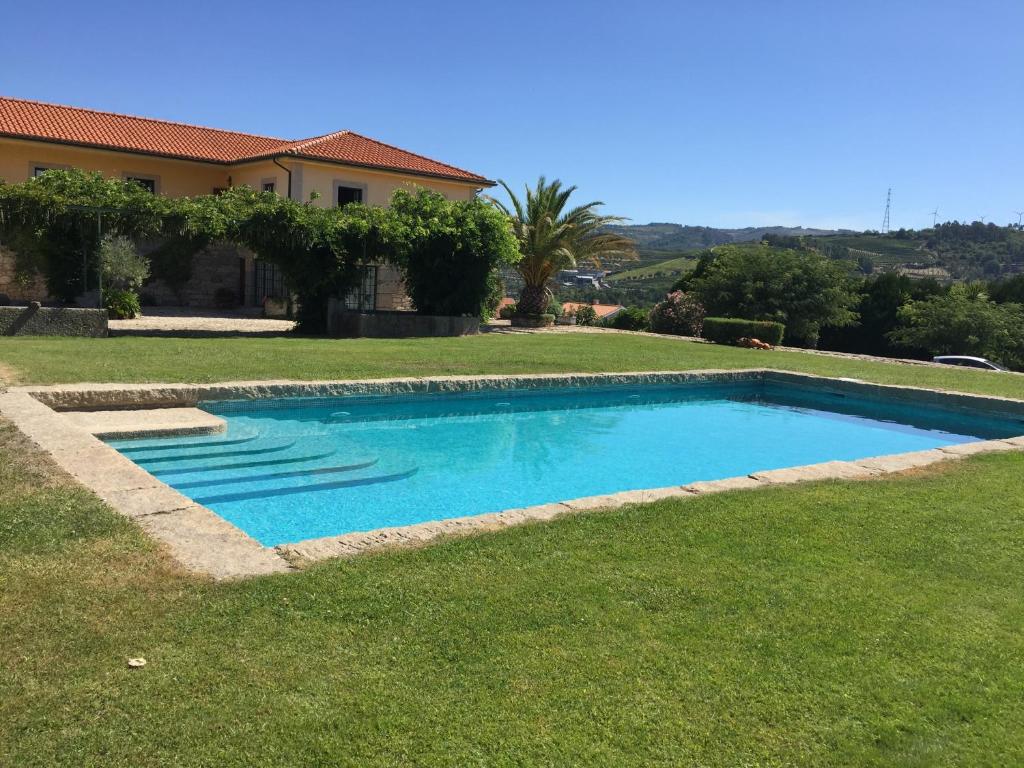 - une piscine dans la cour d'une maison dans l'établissement Quinta da Vinha Morta, à Lamego