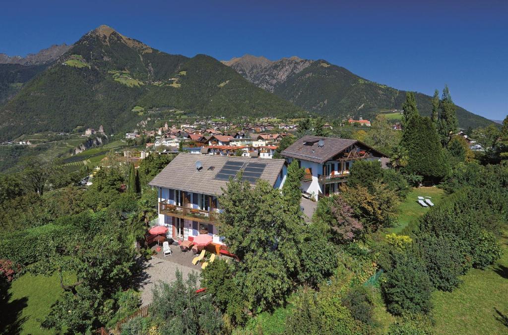 una vista aérea de una casa en las montañas en Villa Ladurner, en Tirolo