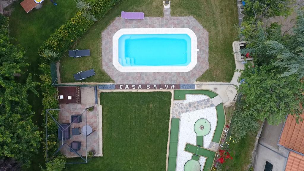 - une vue sur la piscine dans la cour dans l'établissement Holiday Home Salva, à La Rinconada de la Sierra