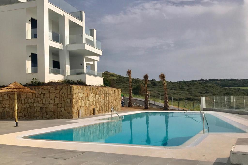 Bazén v ubytování Luxury Apartment Sea, Golf and Gibraltar View, Alcaidesa The Links, Ap 102 nebo v jeho okolí