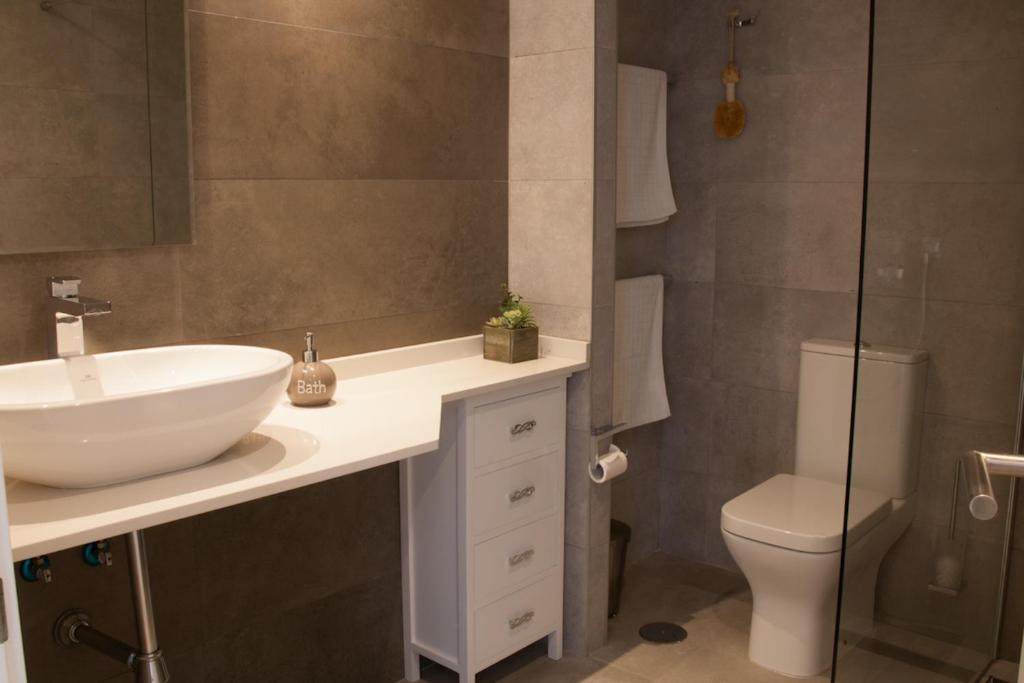 Koupelna v ubytování Luxury Apartment Sea, Golf and Gibraltar View, Alcaidesa The Links, Ap 102
