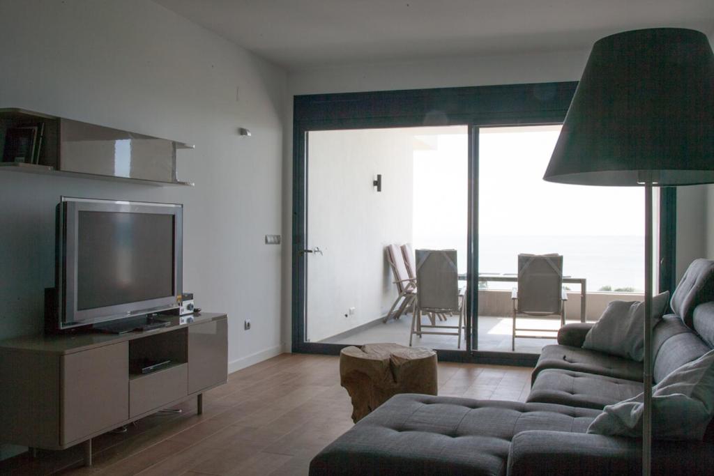 TV a/nebo společenská místnost v ubytování Luxury Apartment Sea, Golf and Gibraltar View, Alcaidesa The Links, Ap 102
